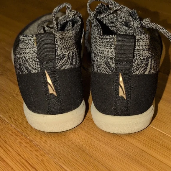 Altra Vali Black and Gray Women's Sneakers - Picture 2 of 4